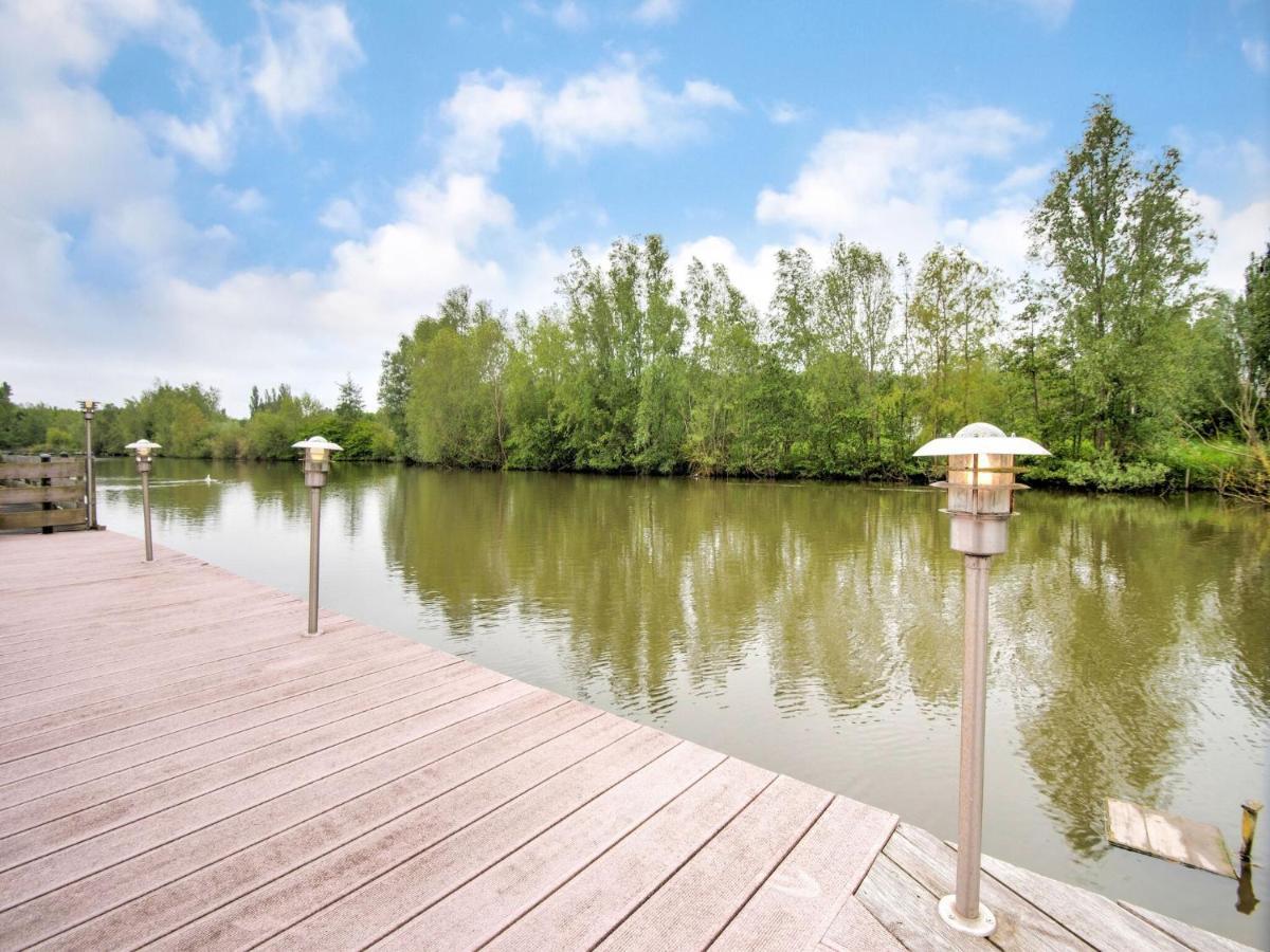 Fantastic Villa In Ooltgensplaat With Jetty Luaran gambar