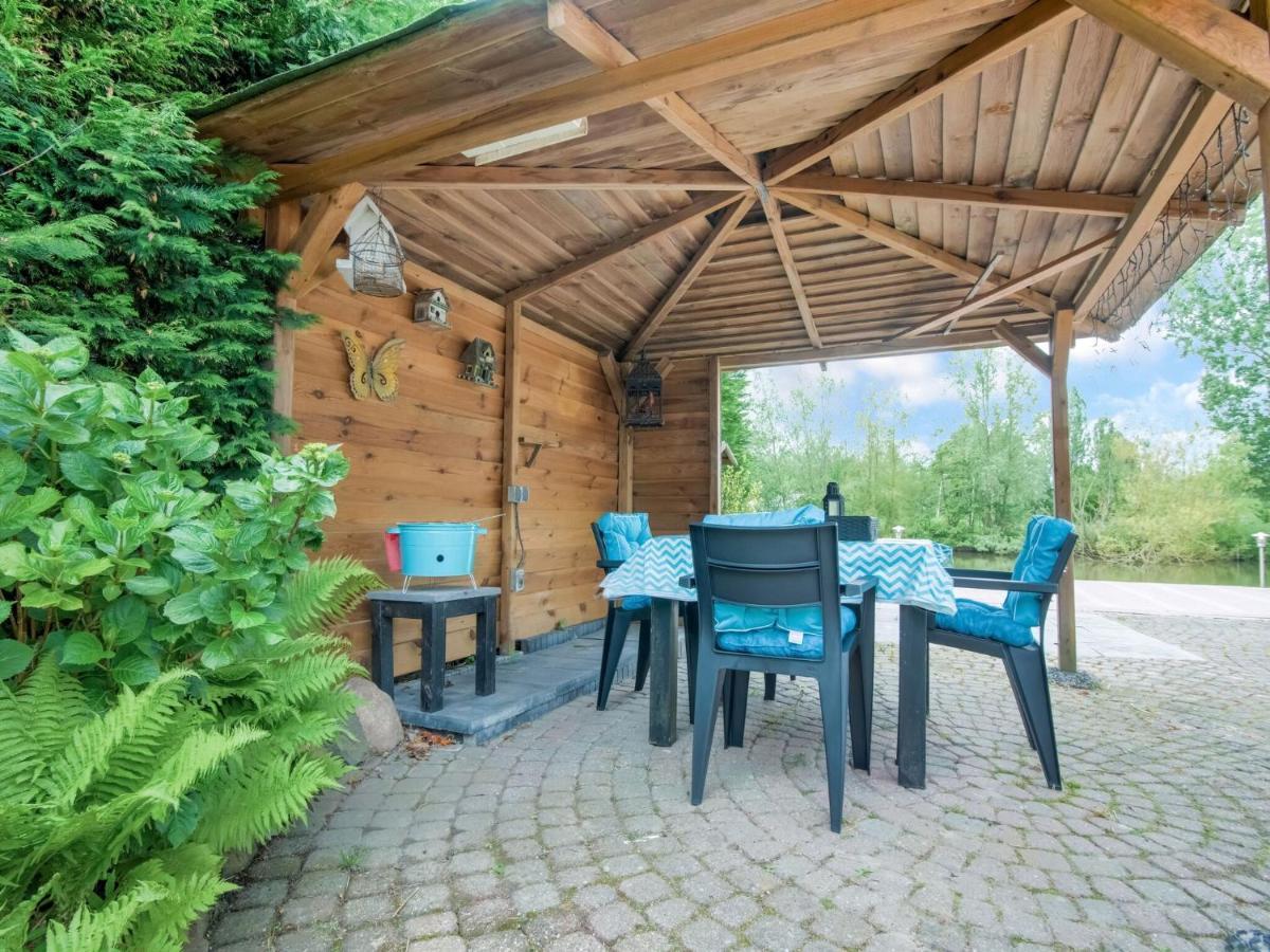 Fantastic Villa In Ooltgensplaat With Jetty Luaran gambar