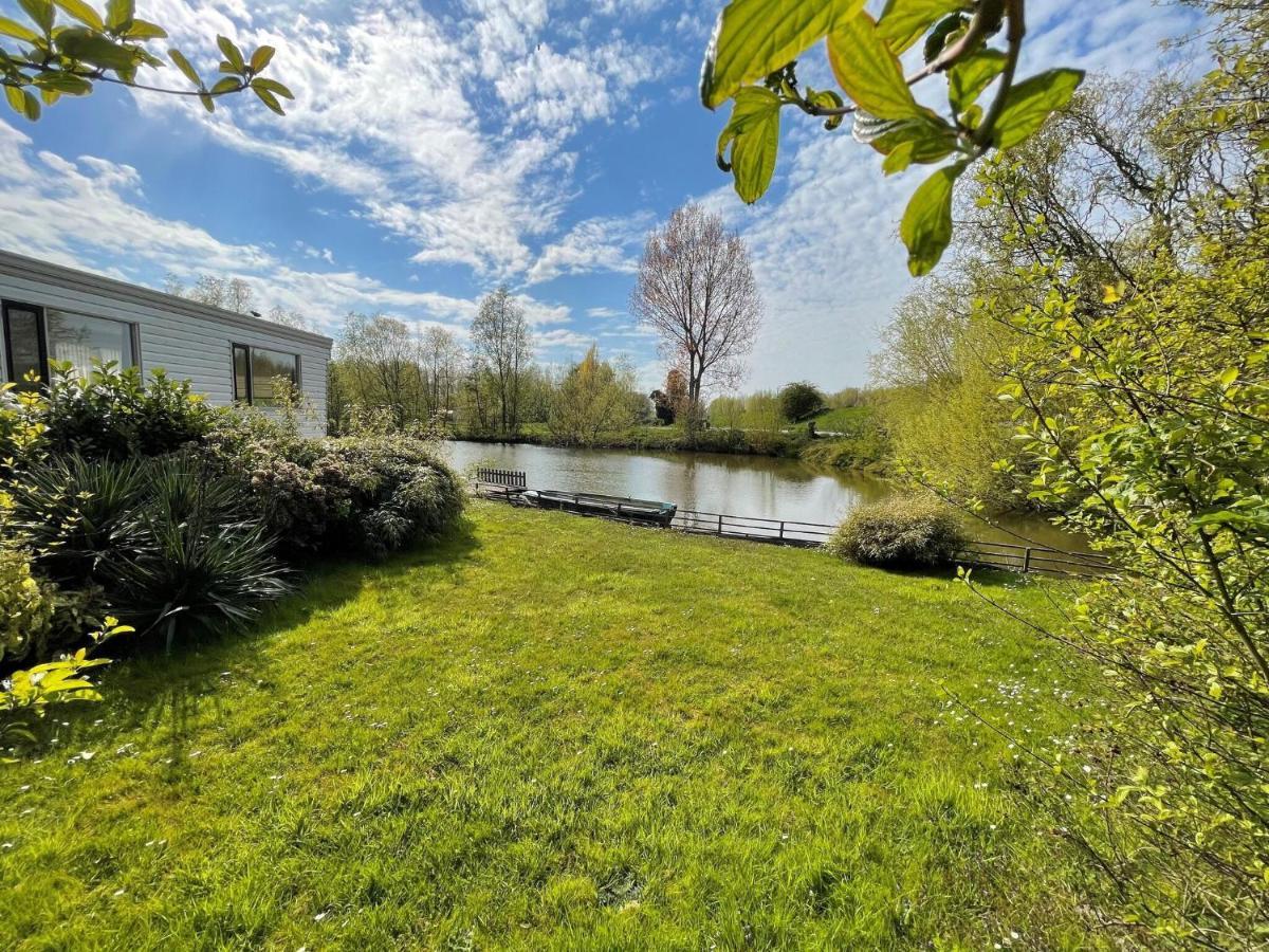 Fantastic Villa In Ooltgensplaat With Jetty Luaran gambar